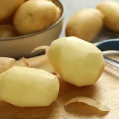 Surowe ziemniaki dla ptaków? Sprawdź, dlaczego to śmiertelne ryzyko